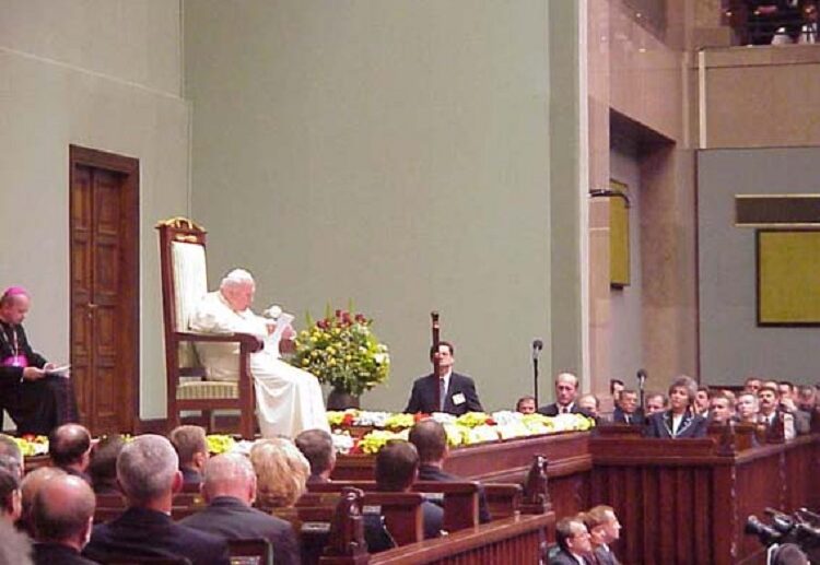 Świat na moment wstrzymał oddech. Rocznica śmierci św. Jana Pawła II