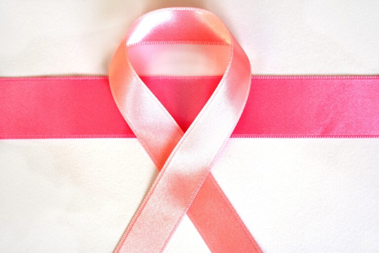 Rak piersi coraz częściej atakuje młode kobiety. Alarmistyczne dane